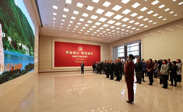 校党委理论学习中心组（扩大）赴中国共产党历史展览馆参观学习