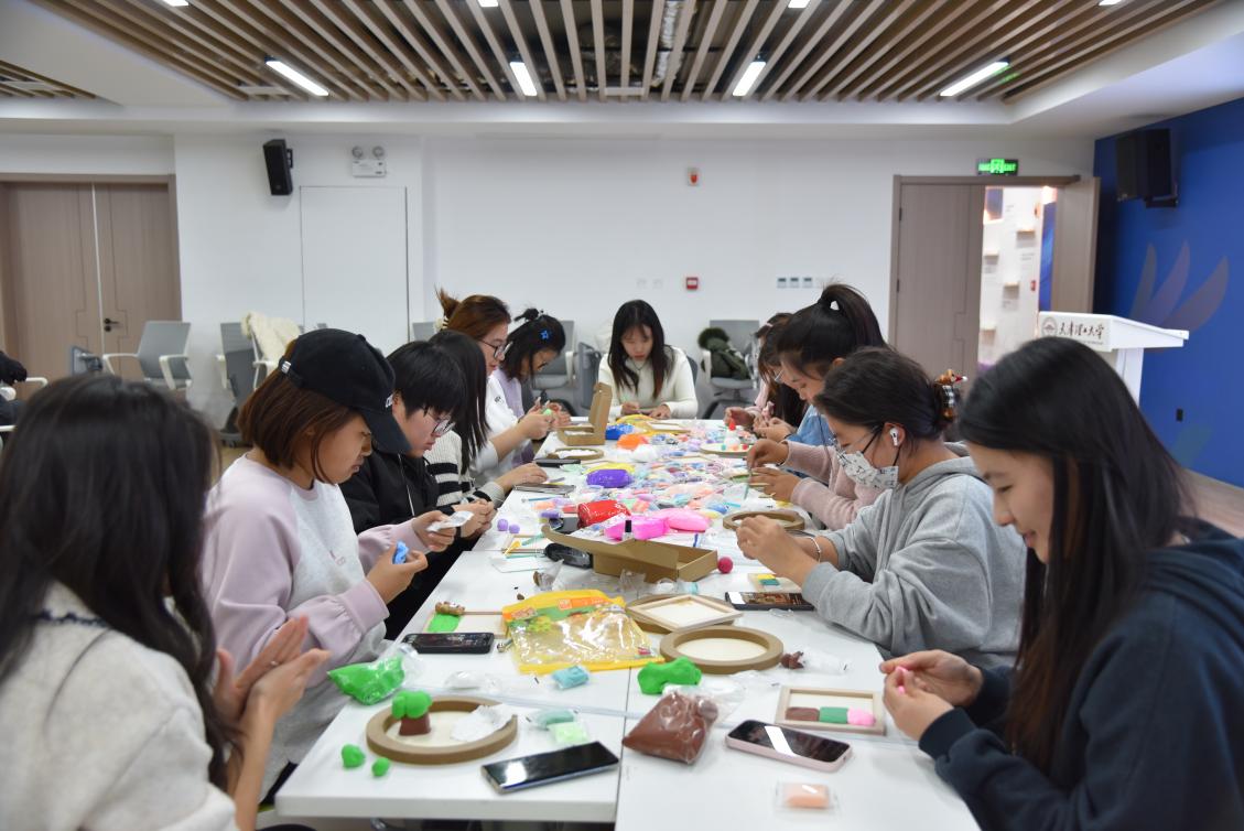 社会发展学院举办“定格美好 重塑轻松”大学生期末解压黏土相框制作活动